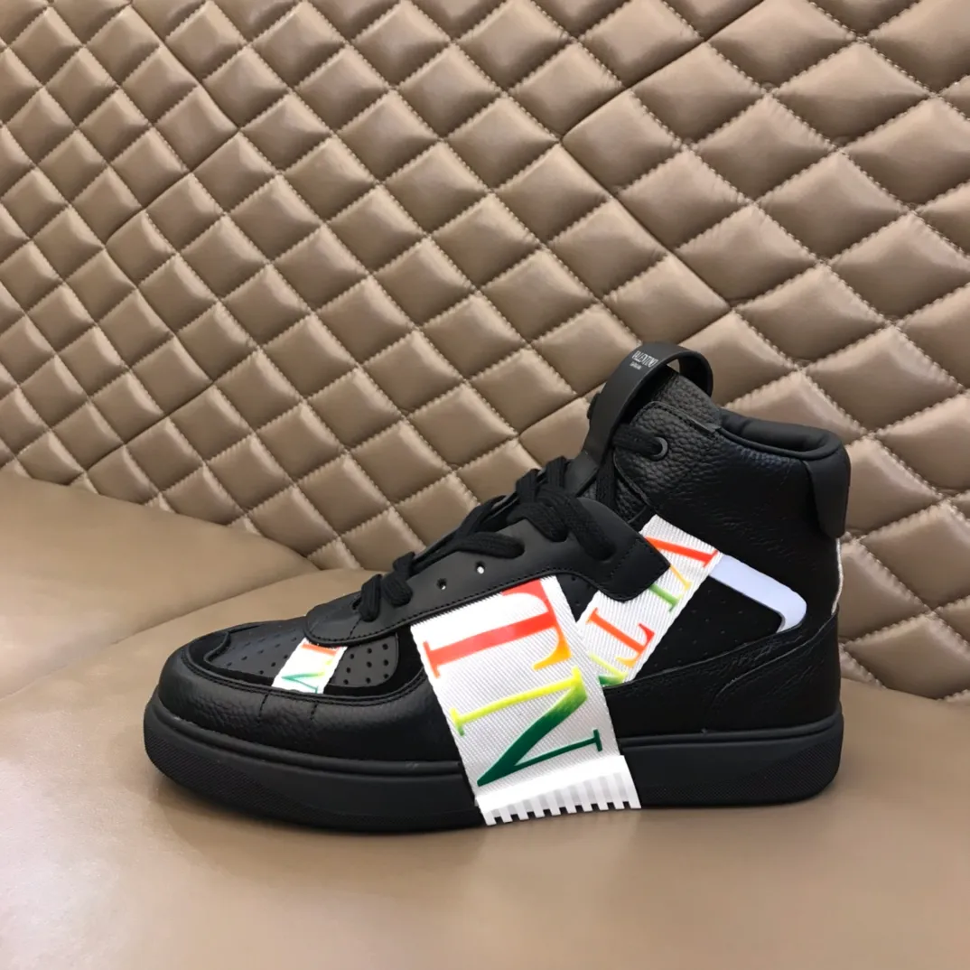 p480 "VALETINO**" new high-top 🆕 calfskin lace-up sneakers. No man should be able to refuse these shoes. The classic color scheme is so handsome! Purchase a high-precision replica of the original version to instantly sell off the market currency! 6 VLTN logo rubber effect straps - Valentino Garavani Logo printed on the back and tongue, all materials are customized to ensure quality! Size: 38-44